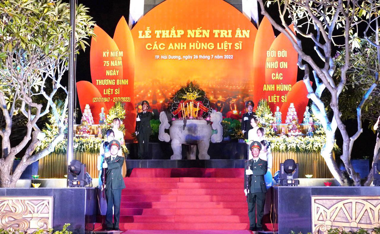 Lễ thắp nến tri ân các Anh hùng liệt sĩ